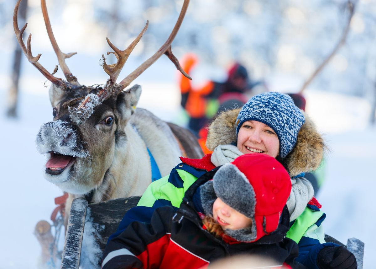 Pueblo De Papá Noel Laponia Con Niños En Navidad