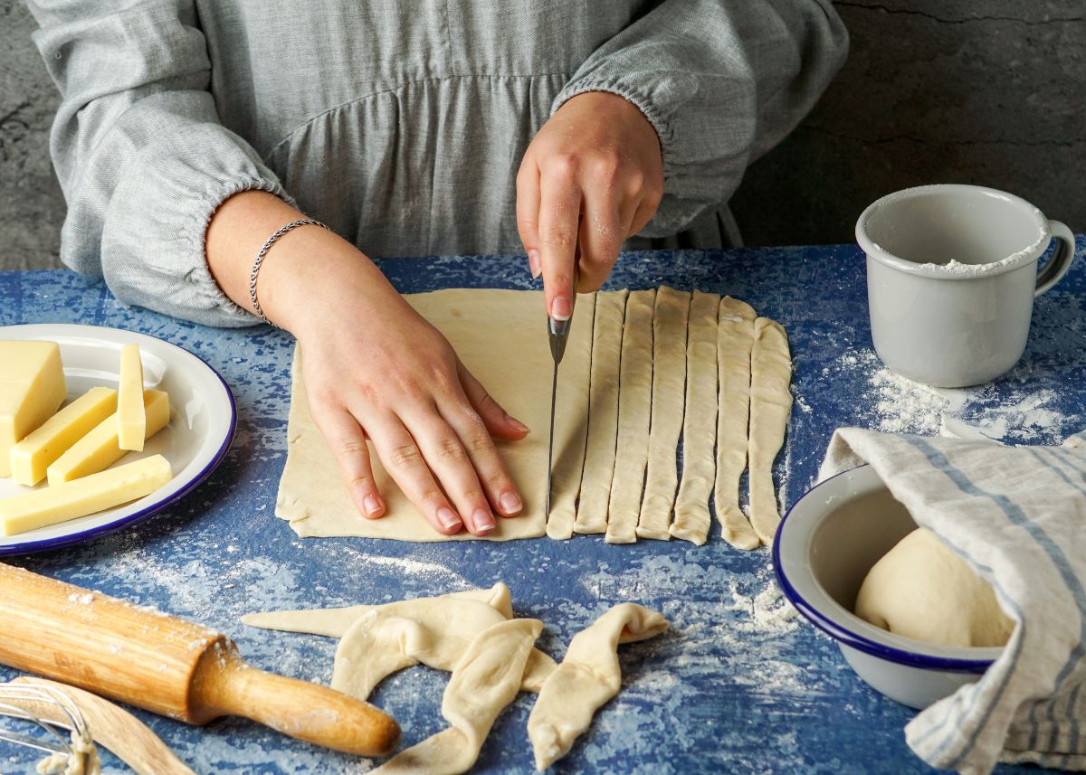 Cortar Tiras De Masa Para Tequenos