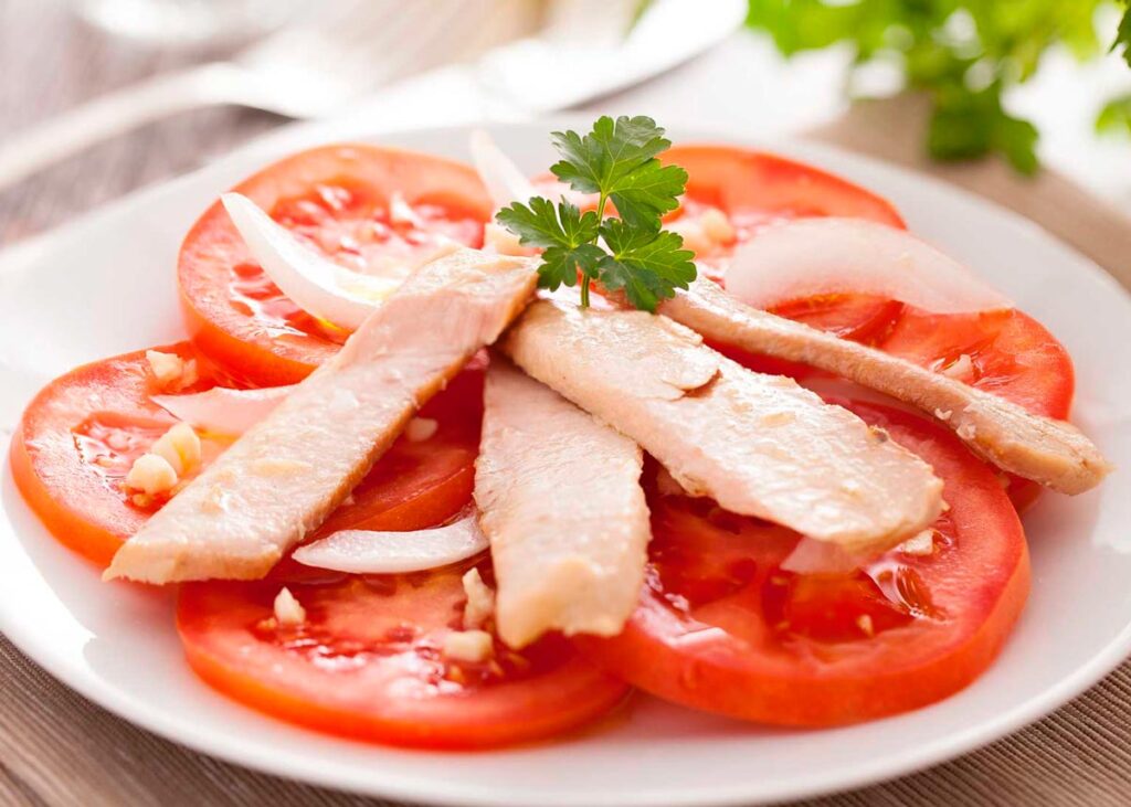 Ensalada De Tomate (15 Ensaladas Con Tomate Frescas Y Ricas) - Pequeocio Ensalada De Tomate Con Ventresca De Atun