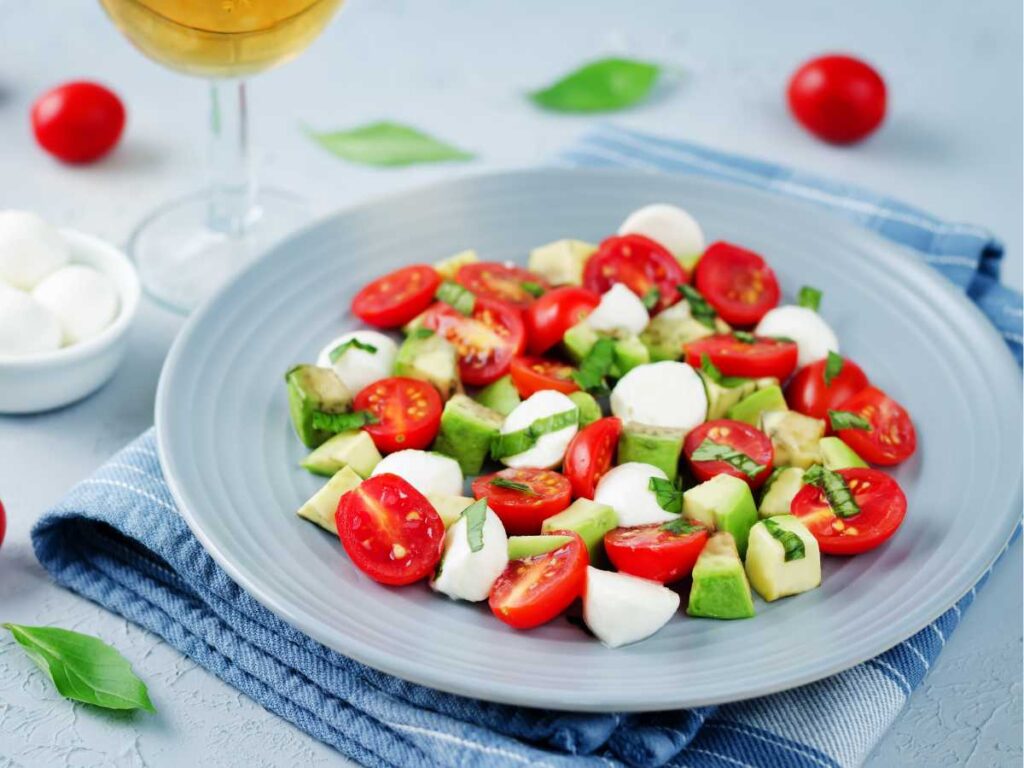 Ensalada De Tomate (15 Ensaladas Con Tomate Frescas Y Ricas) - Pequeocio Ensalada De Tomate Con Aguacate Y Mozzarella
