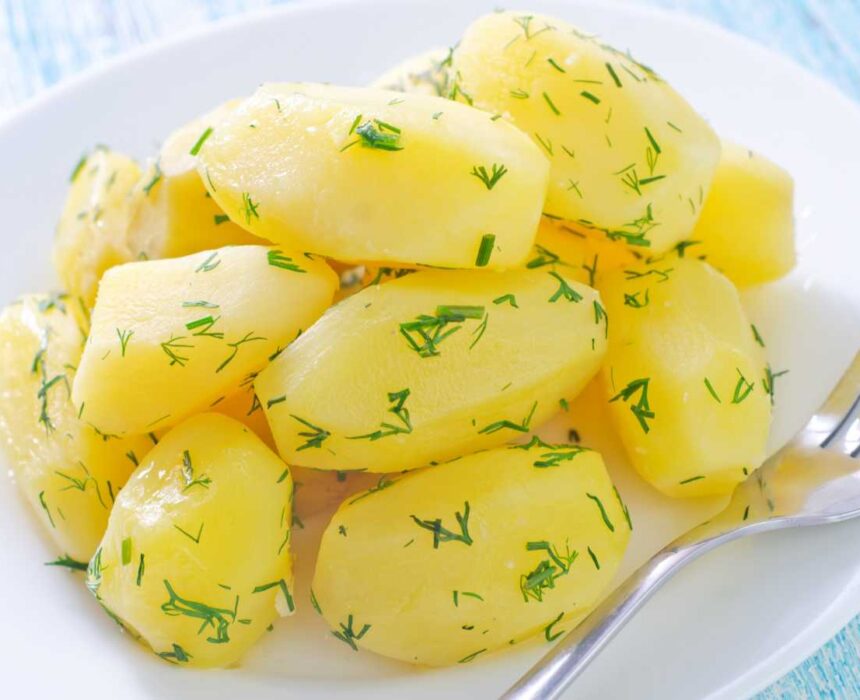 Cómo cocer patatas con piel