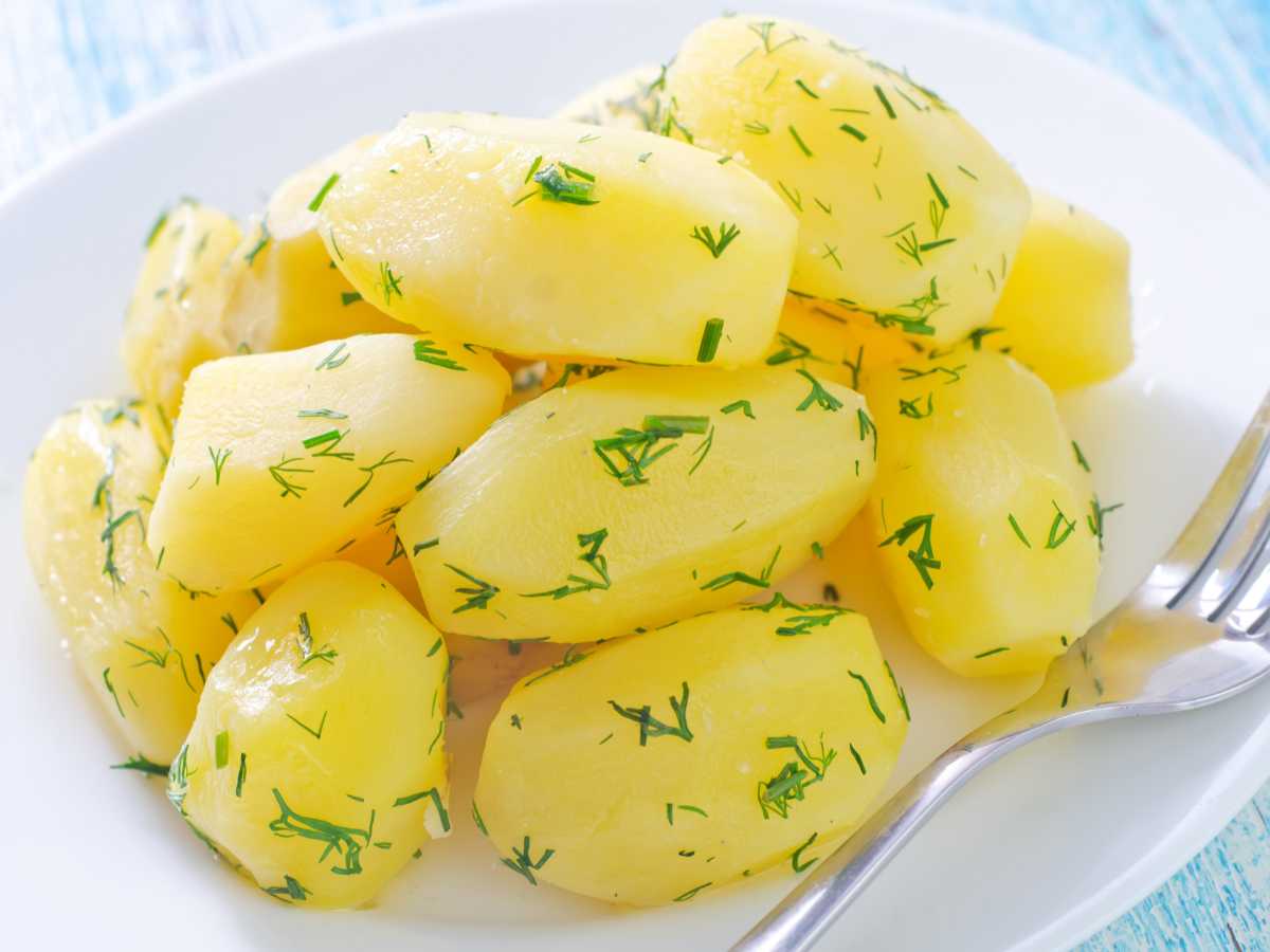 Cómo cocer patatas con piel