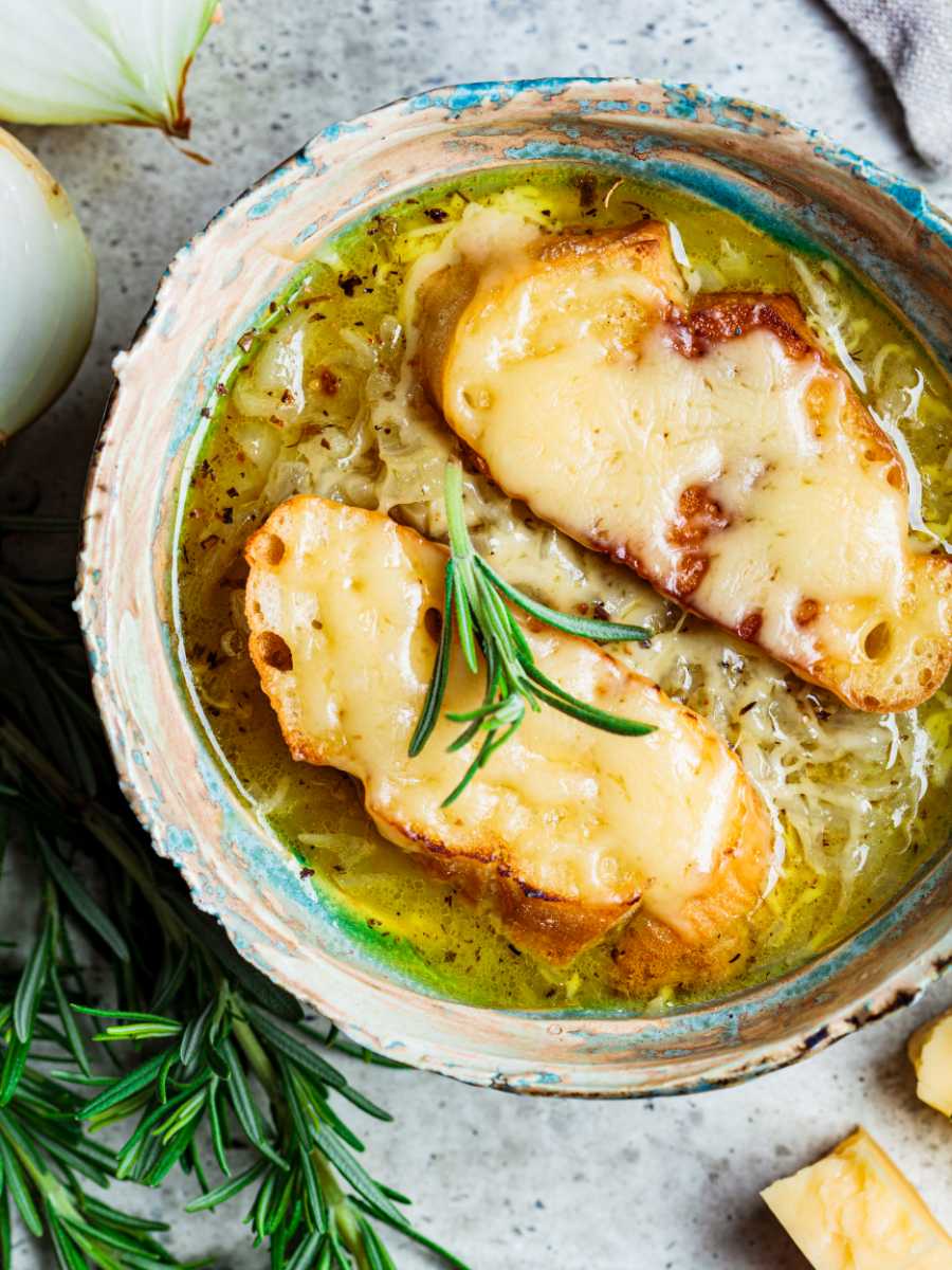 Sopa De Cebolla (Gratinada Con Queso) - Pequeocio Cómo Hacer Sopa De Cebolla Con Pan Y Queso
