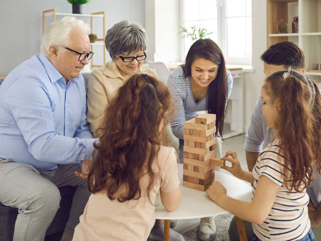 Regalos Prácticos Para Disfrutar En Familia En Casa: Cómo Elegir Detalles Que No Acaban Olvidados En Un Cajón - Pequeocio Juego Jenga En Familia