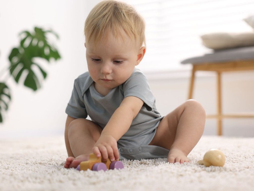 Bebé Jugando En La Alfombra