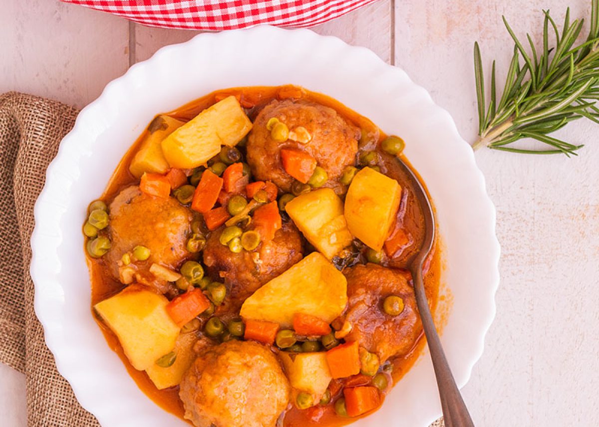 Guiso de albóndigas a la jardinera