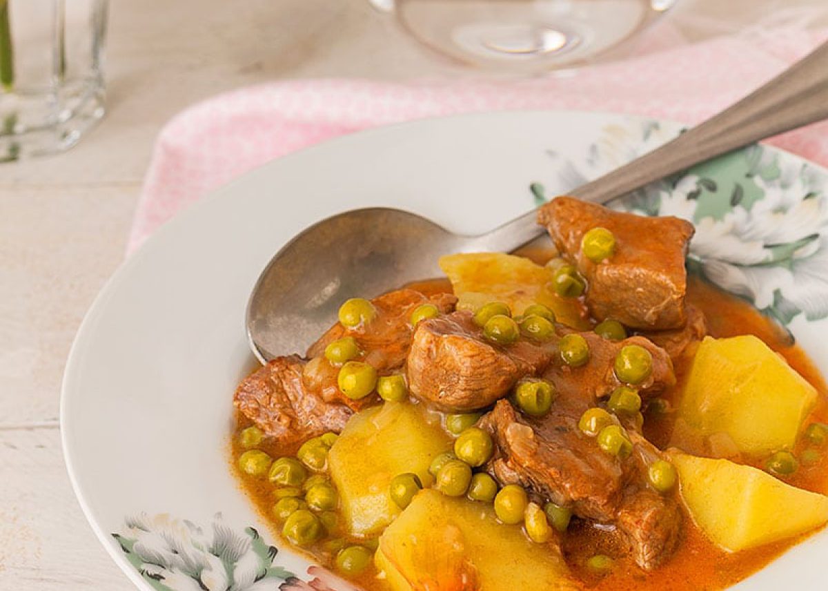 Guiso de ternera con patatas (estofado de carne fácil y rico)