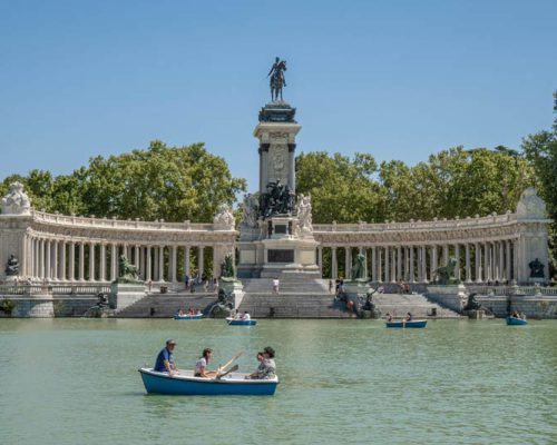 estanque del retiro Madrid con niños