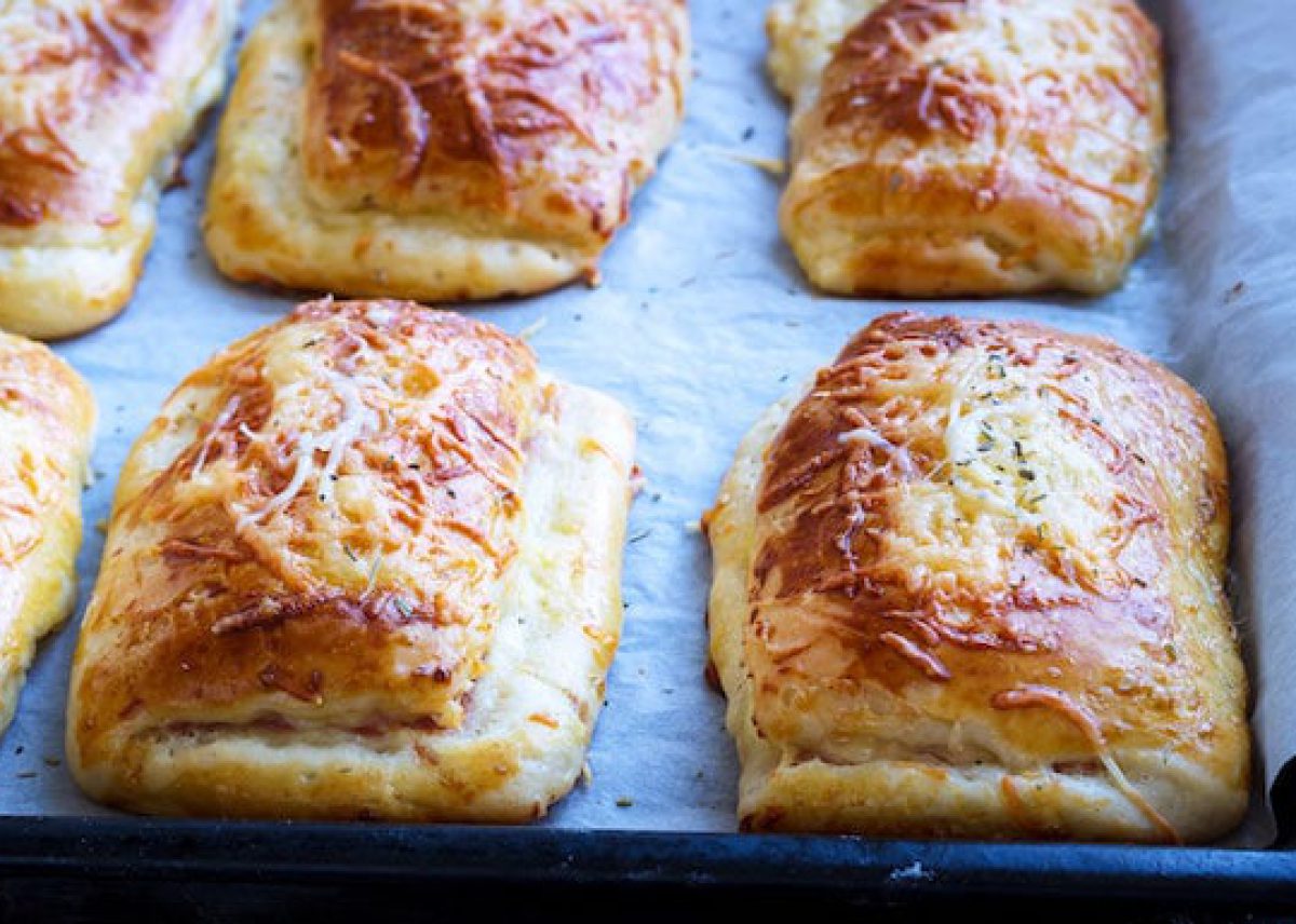 Pizza rellena de jamón y queso