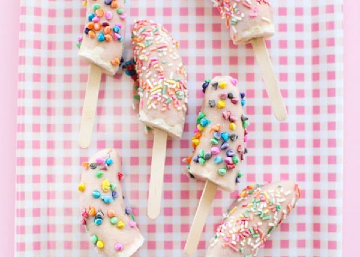 Piruletas heladas de plátano y yogur