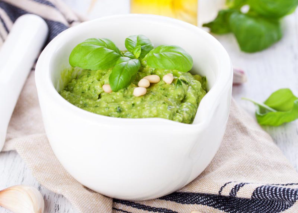 Cómo hacer salsa PESTO de albahaca (receta tradicional) Pequeocio