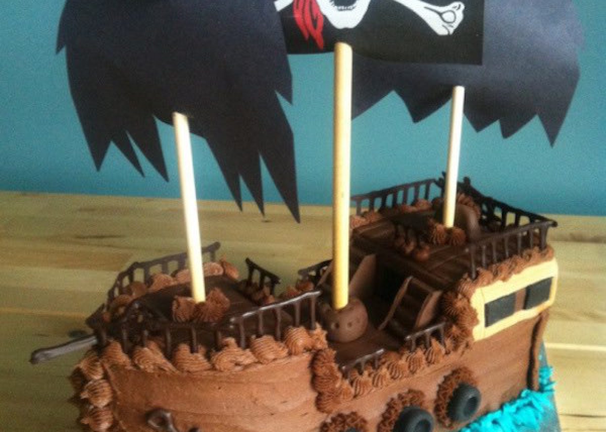 Tarta de barco pirata para un cumpleaños infantil